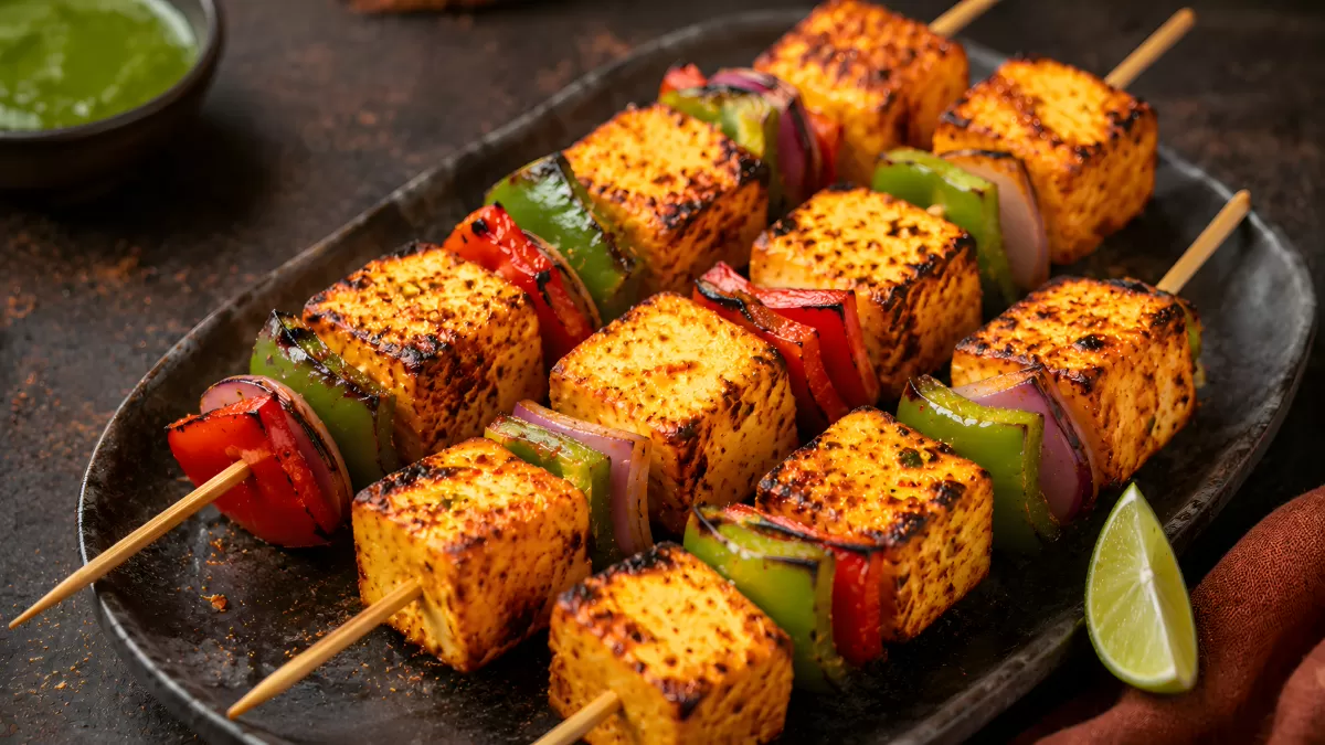 Paneer-Tikka-Spieße mit Paprika und Zwiebeln