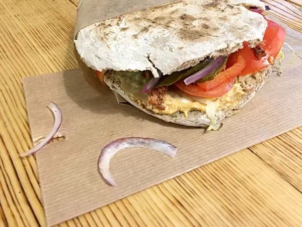 Panini mit Zwiebeln, Tomaten und Truthahn