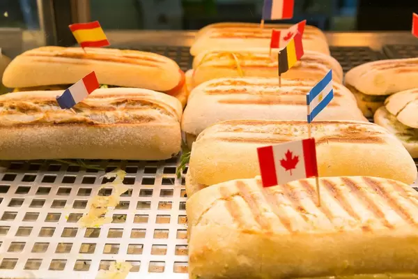 Panini Putenbrust: Frischkäse, Dijon-Senfcreme, Putenbrust, Gouda, Tomate, Rukola