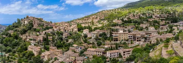Panorama-Drohnenaufnahme vom malerischen Dorf Deià am Rande der Serra de Tramuntana