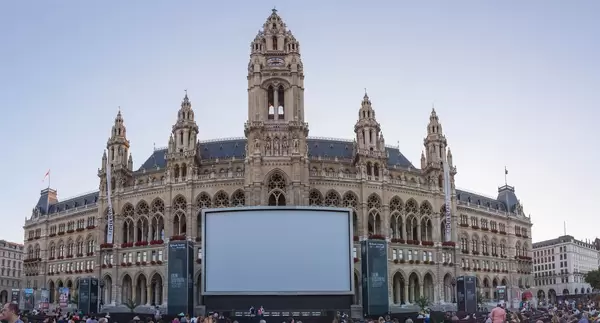 Panorama vom Rathausplatz in Wien während des 28. Film Festival