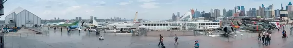 Panorama vom Space Shuttle Pavilion mit Helikoptern und Flugzeugen in New York City, USA