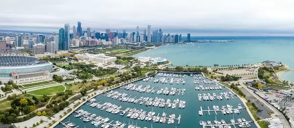 Panorama von Chicago mit Burnham Harbor im Vordergrund