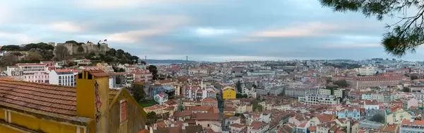 Panorama von Lissabon mit Castello und Brücke