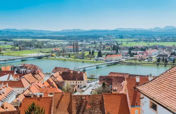 Panoramaaussicht der Drau aus dem Schloss Pettau, Slowenien