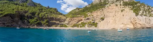 Panoramabild: Boote vor dem Strand Platja des Coll Baix. Bootsausflug an der Nordküste Mallorcas