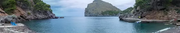 Panoramabild: die Bucht und der kleine Hafen von Sa Calobra an der nordwestlichen Küste Mallorcas