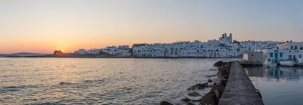 Panoramabild von den Ruinen des venezianischen Schlosses, während des Sonnenuntergangs, auf die mediterrane Hafenstadt Naoussa auf der Insel Paros, Griechenland