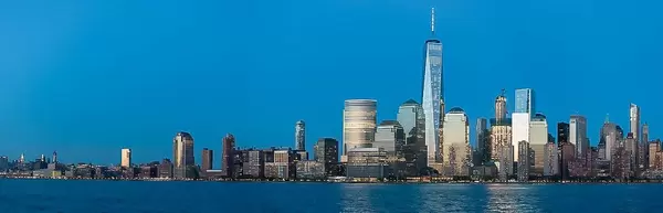 Panoramabild zeigt Küstenstraße mit Wolkenkratzern und Hochhäusern in einer amerikanischen Großstadt