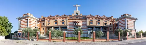 Panoramablick auf Cristo rei Statue von hinten in Almada, Lissabon