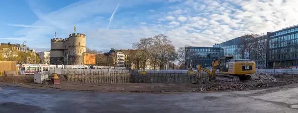 Panoramafoto von mit Wasser gefüllter Baugrube am Rudolfplatz in Köln
