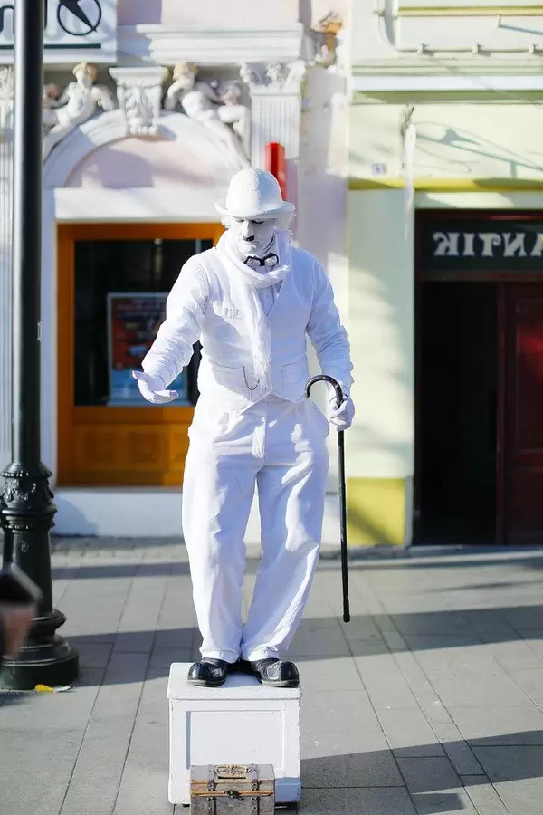 Pantomime clown in the street (Flip 2019)