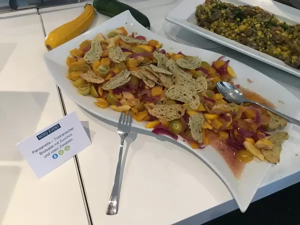 Panzanella: Toskanischer Brotsalat mti Zucchini und Zwiebeln