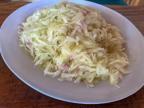 Papaya-Chutney on white dish on wooden table