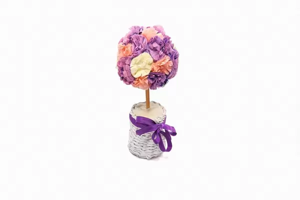 Papierblume auf weißem Hintergrund