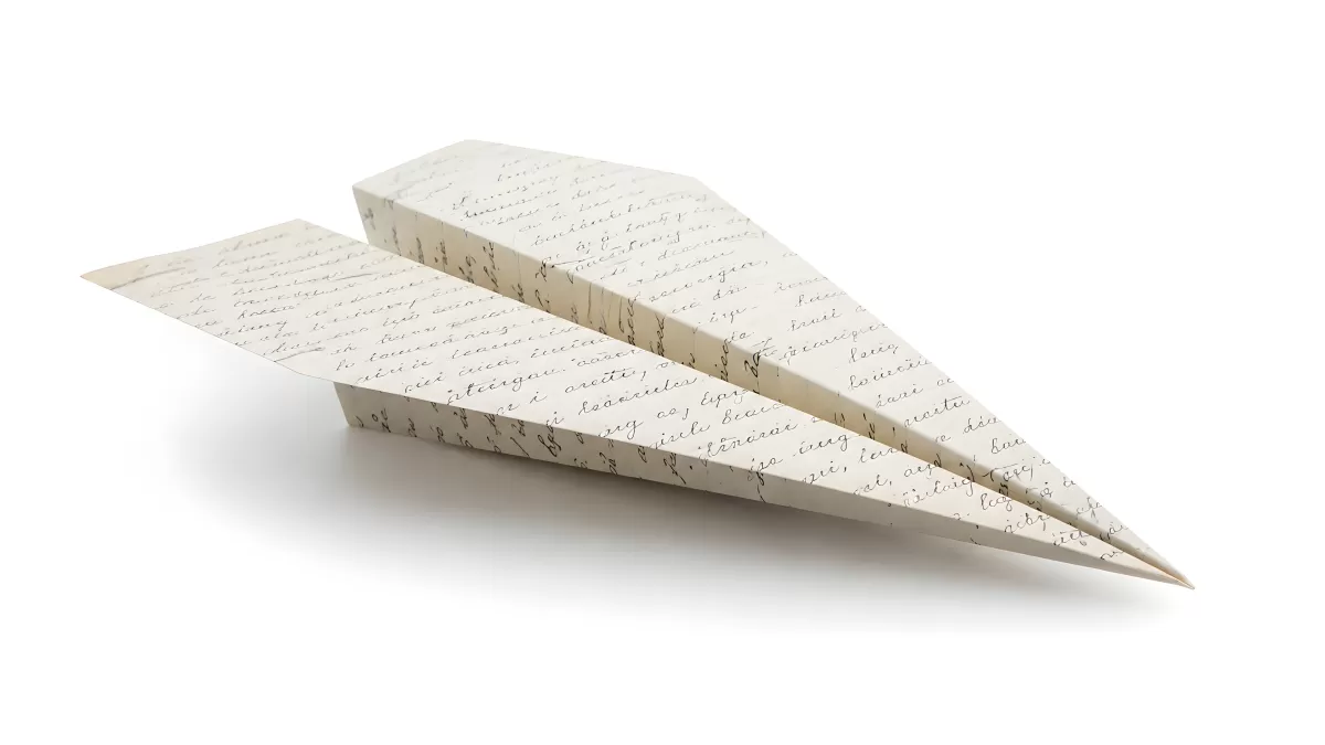 Papierflieger aus beschriebenem Vintage-Briefpapier