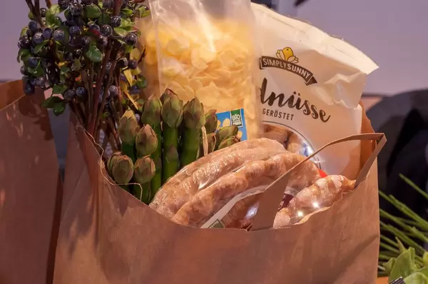 Papiertüte voller Lebensmittel