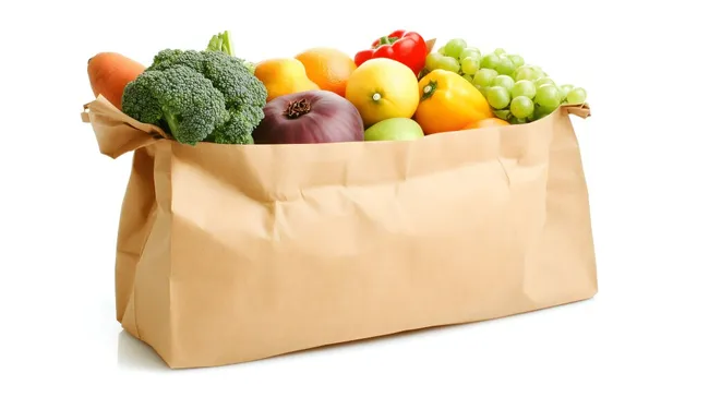 Papierverpackter Gemüse- und Obst-Mix für gesunde Ernährung