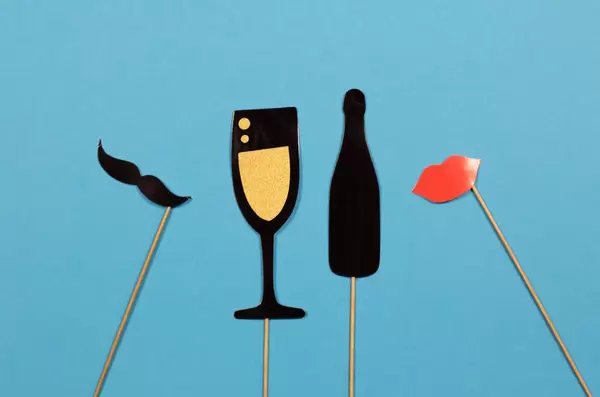 Papierzubehör für Hochzeitsfeier auf Blauem Hintergrund