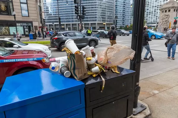 Pappbecher, Tüten und Bananenschalen: Müll auf den Straßen Chicagos nach dem Marathon