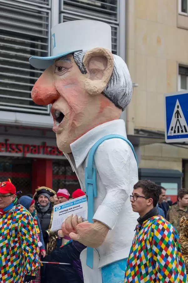 Pappmännchen hält Kölnische Rundschau in der Hand - Kölner Karneval 2018