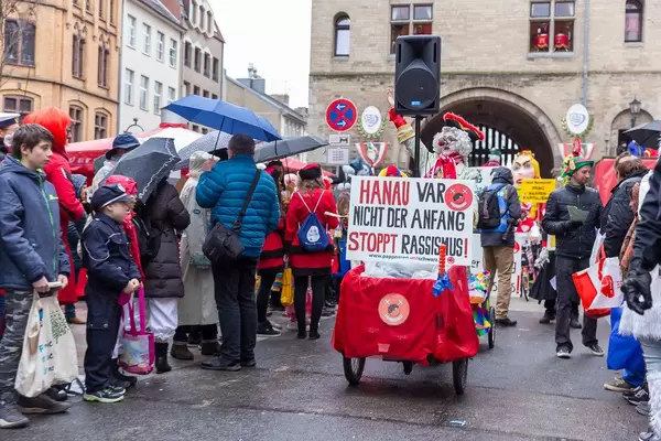 Pappnasen Rot Schwarz zeigen Flagge gegen Rechts beim Rosenmontagszug am Severintor in Köln