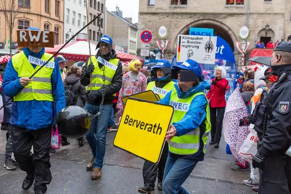 Pappnasen-Rotschwarz: Klimapaket- und RWE-Kritiker beim Kölner Karneval - Umsiedlung der Erkelenzer Stadtteile wie Berverath