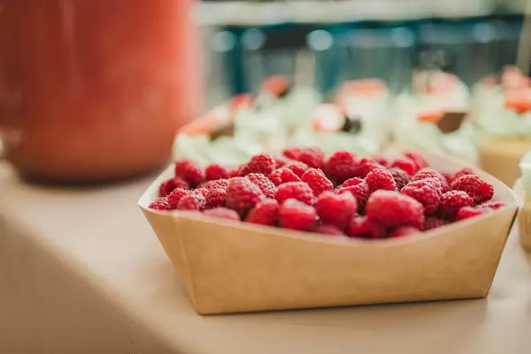 Pappschachtel gefüllt mit reifen Himbeeren