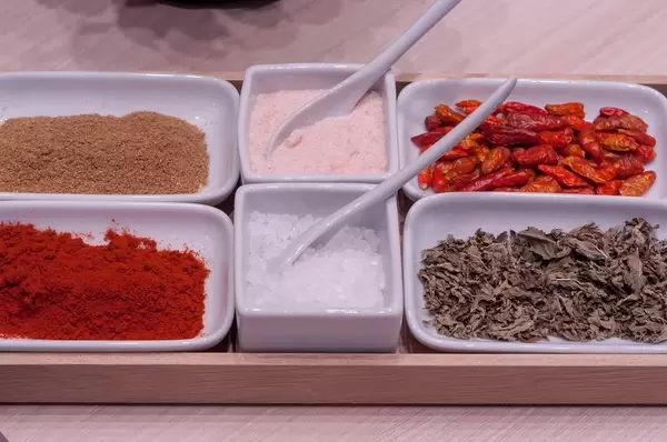 Paprika getrocknet und gemahlen, Salz und weiteres Gewürze