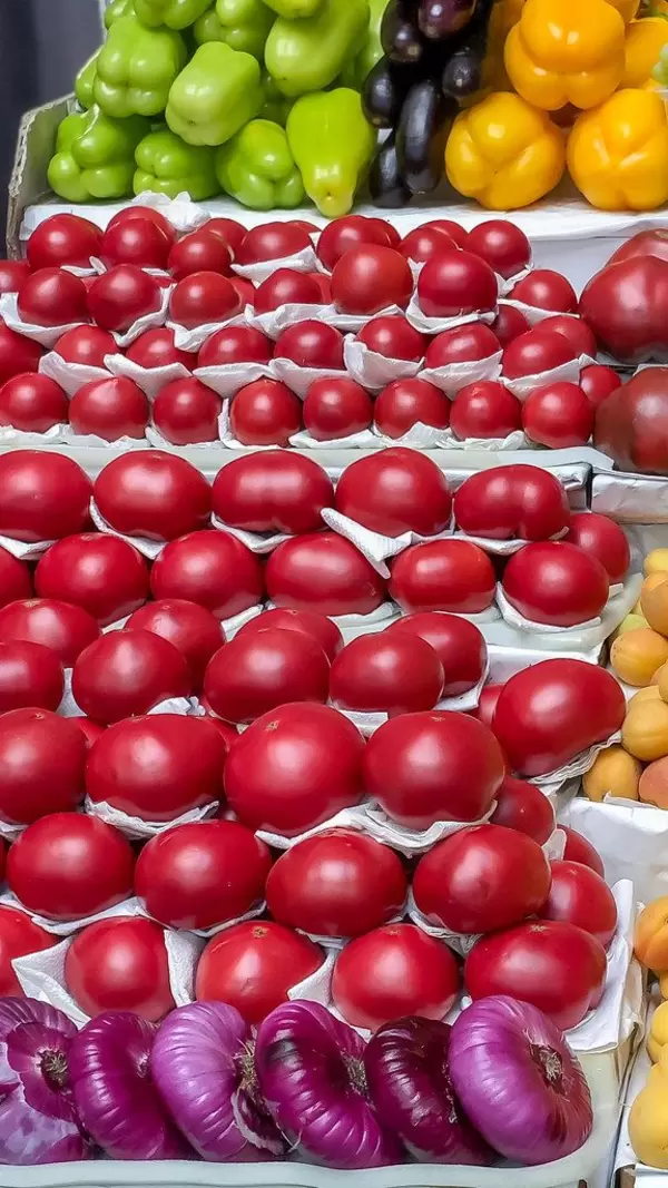 Paprika, Tomaten und Zwiebeln am Danilovsky Market in Moskau