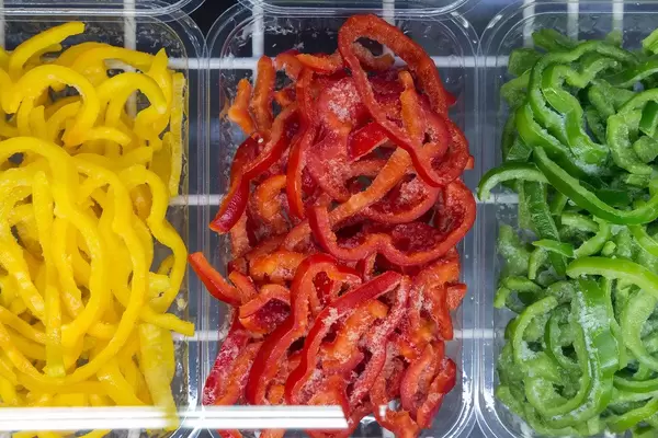 Paprikaringe rot, gelb und grün top view