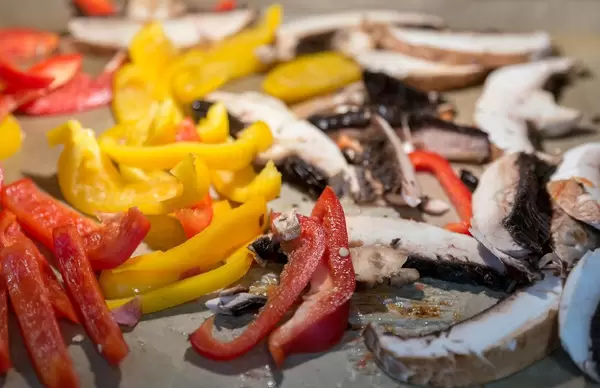 Paprikastreifen mit Pilzen backen im Ofen