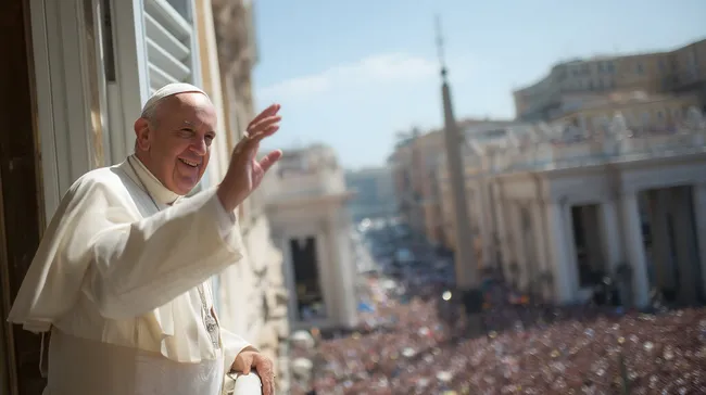 Papst Franziskus grüßt lächelnd die Menschenmenge