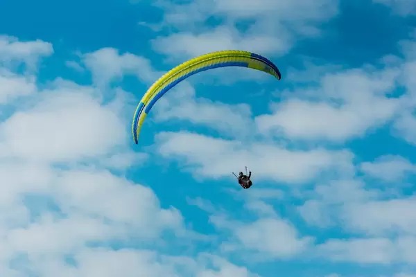 Paraglider mit wunderschönem Himmel im Hintergrund