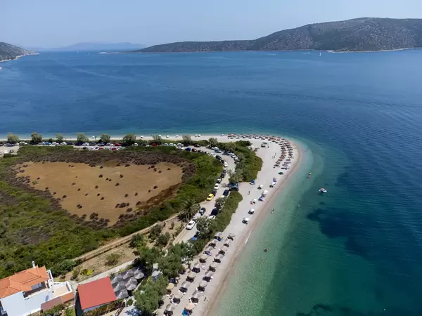 Paralia Agios Dimitrios: herrlicher Kieselstrand mit kristallklarem Wasser auf Alonissos. Luftaufnahme