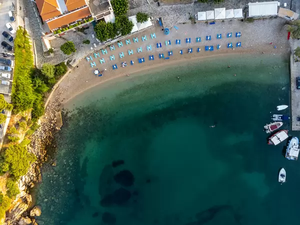 Paralia Rousoum Gialos: Luftaufnahme am frühen Morgen vom Strand in Patitiri, Alonnisos