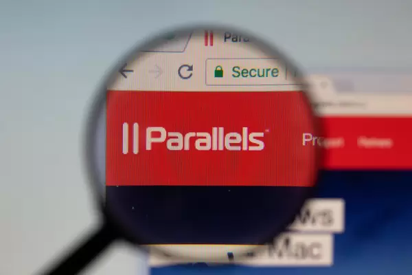 Parallels-Logo am PC-Monitor, durch eine Lupe fotografiert