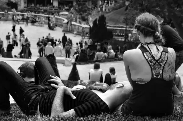 Pärchen genießt den Tag im Park