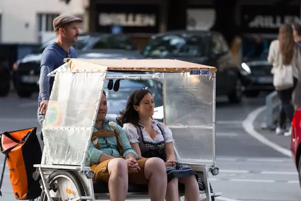 Pärchen genießt die Fahrt auf einem Rikscha-Fahrrad - Oktoberfest 2017