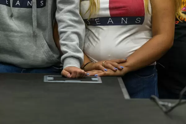 Pärchen mit Jeans Hoodie und T-Shirt