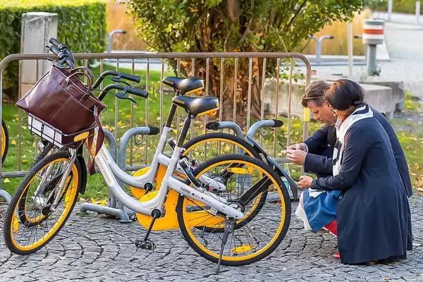 Pärchen nutzt umweltfreundliche Autoalternative mit digitaler Verleihfunktion