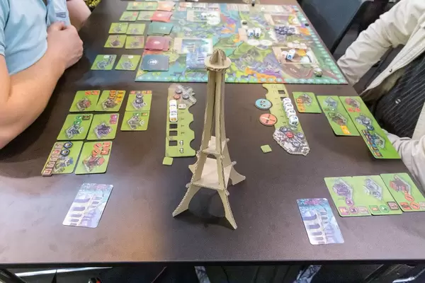 Paris New Eden Spiel mit dem Eifelturm