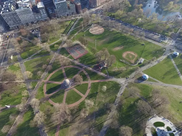 Park aus der Vogelperspektive (Drohnenfoto) in Boston, USA