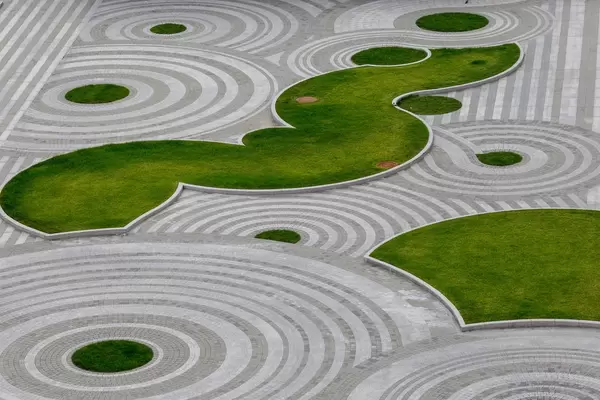 Park mit ungewöhnlichen Grünflächen unweit vom Lubjanka Platz