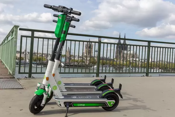 Parkende Lime E-Scooter mit Blick auf Köln