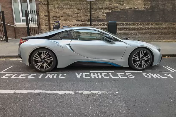 Parkfläche ausschließlich für E-Autos