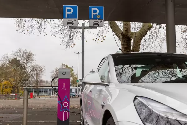 Parkplatz für Elektroautos in Wiesbaden: E-Mobility mit innogy Ladestation für E-Autos