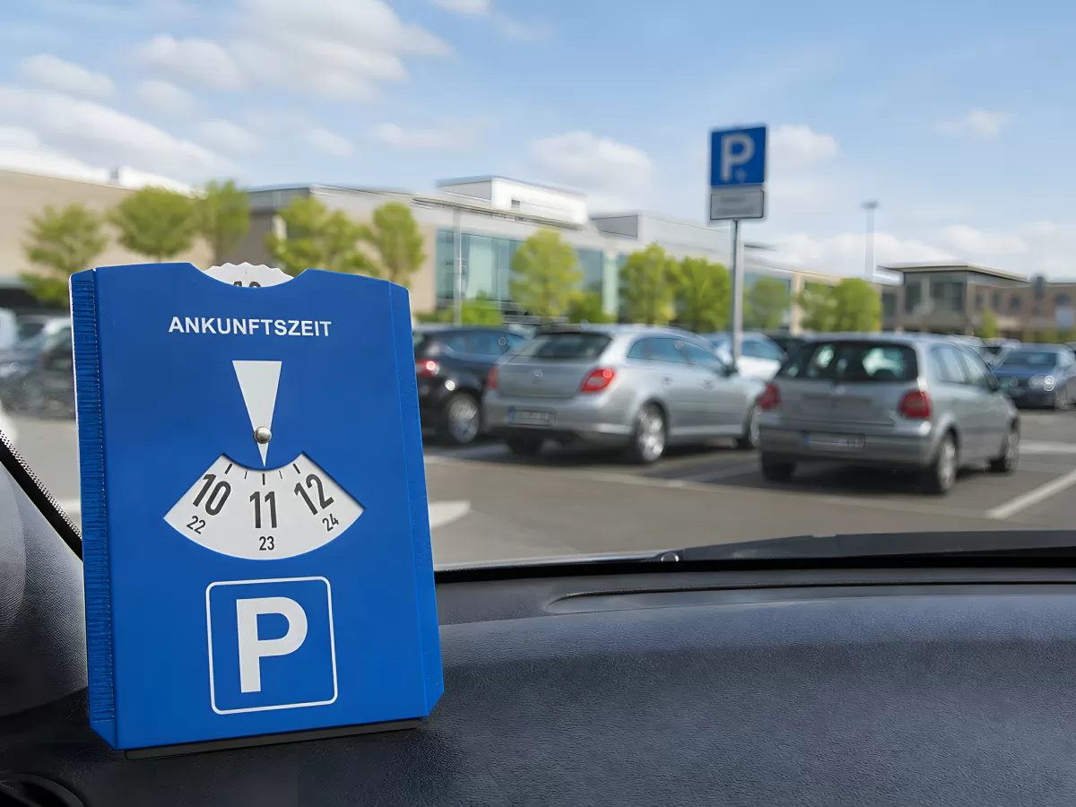 Parkscheibe auf Armaturenbrett in deutschem Parkhaus