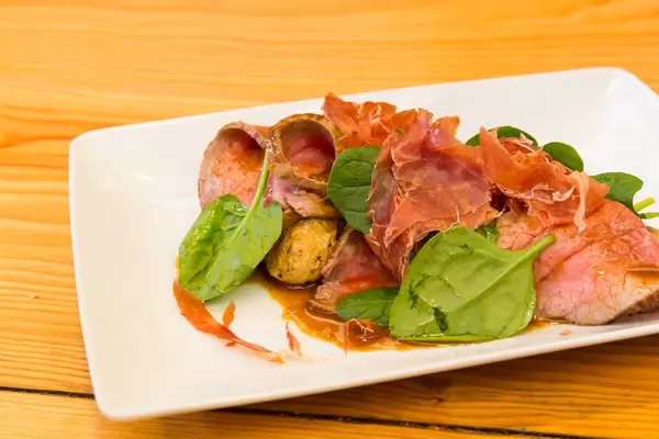 Parmaschinken und dünn geschnittenes Roastbeef in Lissabon, Portugal