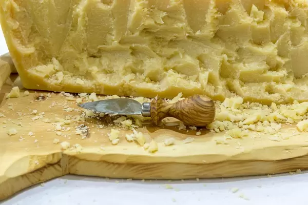 Parmesanmesser neben einem Parmesan-Laib - IAW Köln 2018